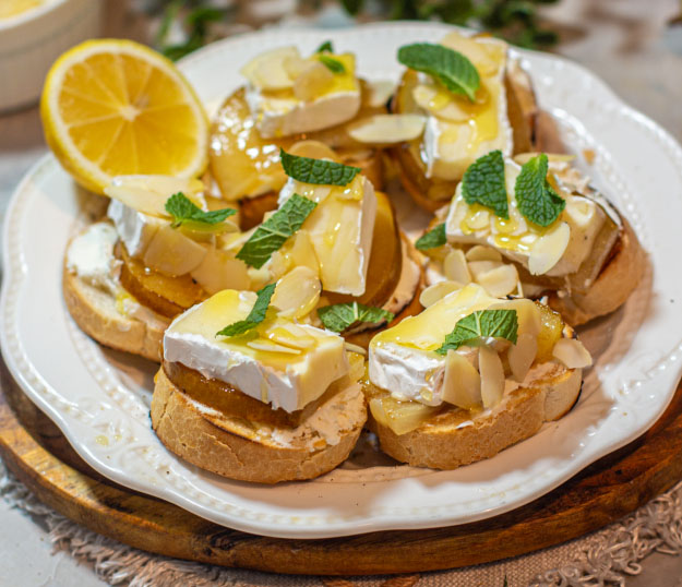 Брускета с грушей и сыром бри